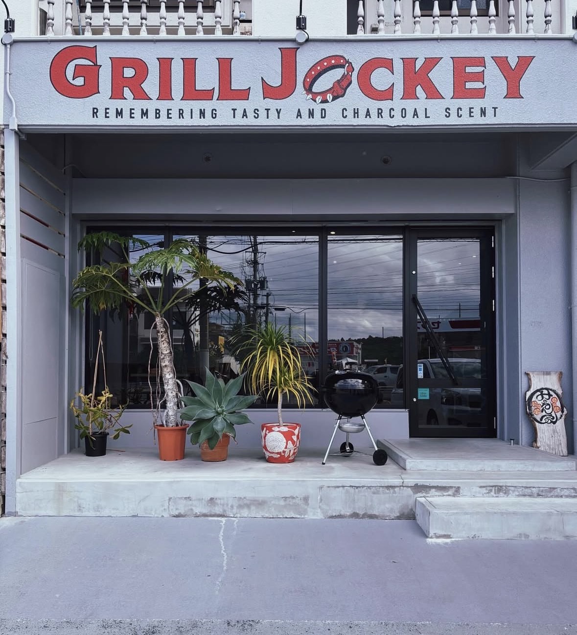 GRILL JOCKEY エントランスサイン